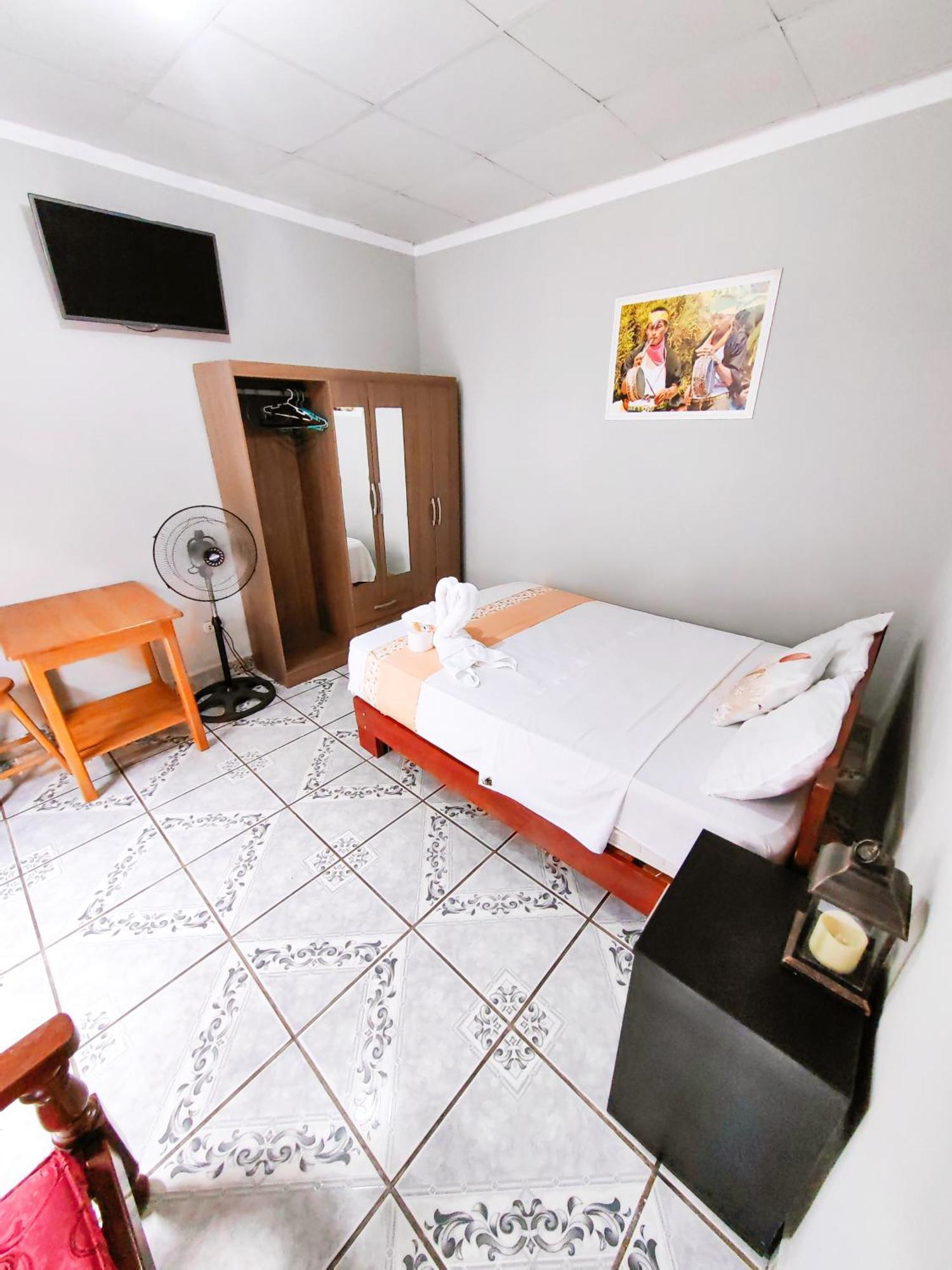 Tengana Hospedaje Y Tours 塔拉波托 外观 照片